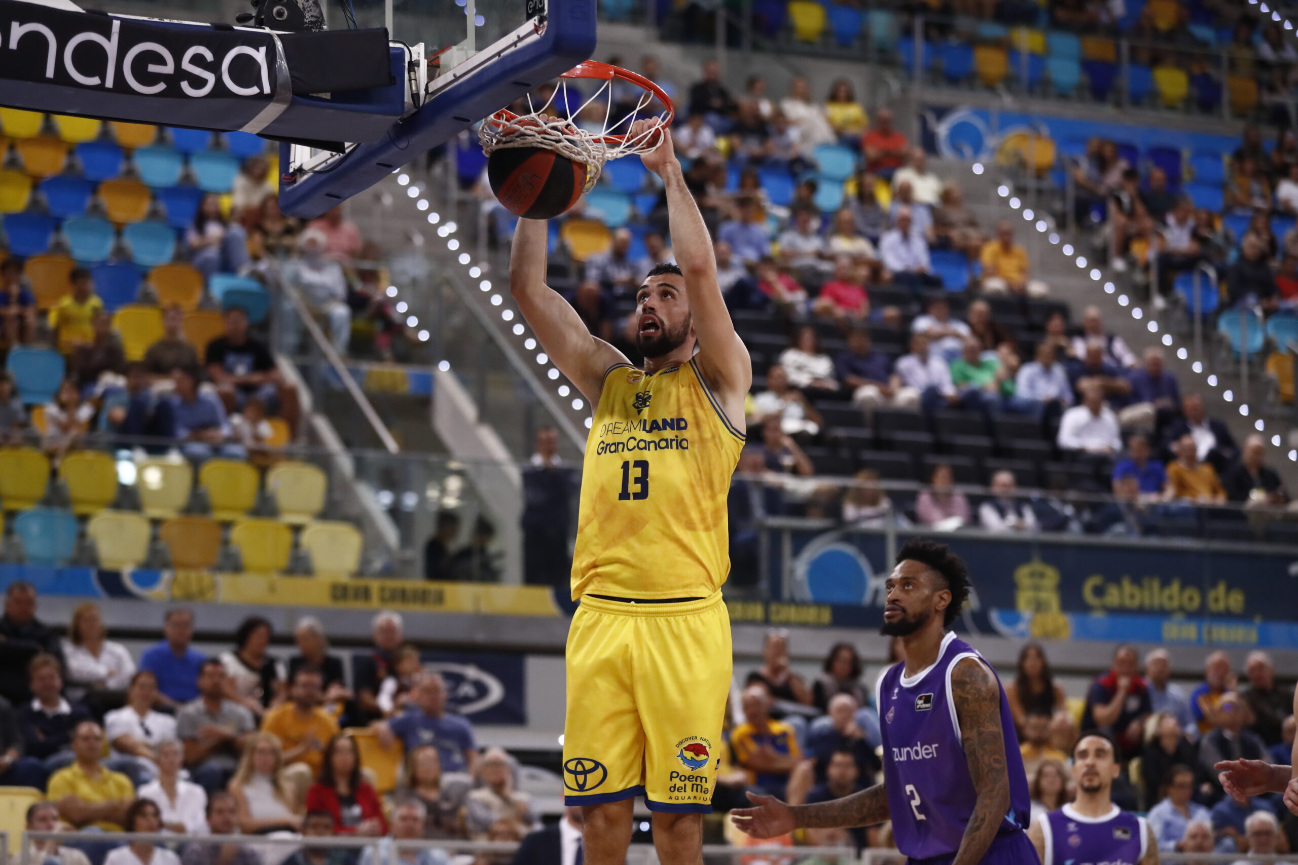 Jugador del Dreamland Gran Canaria realiza una jugada de mate en un partido.