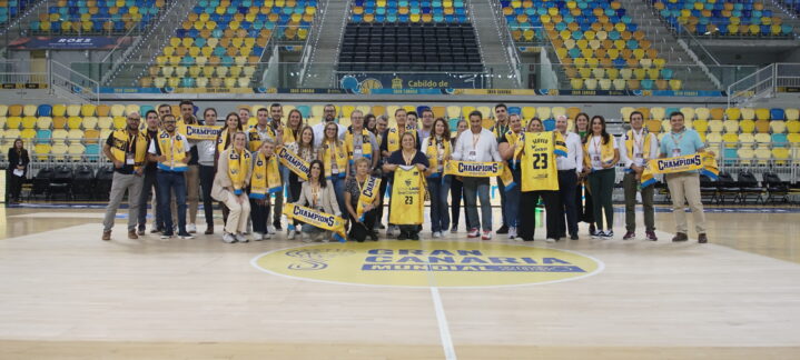 Grupo de personas posando en la cancha con bufandas y camisetas del CB Gran Canaria.