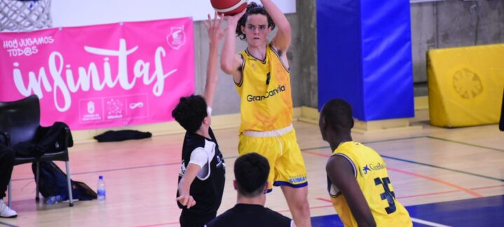Jugador del CB Gran Canaria lanzando a canasta durante un partido de la cantera.