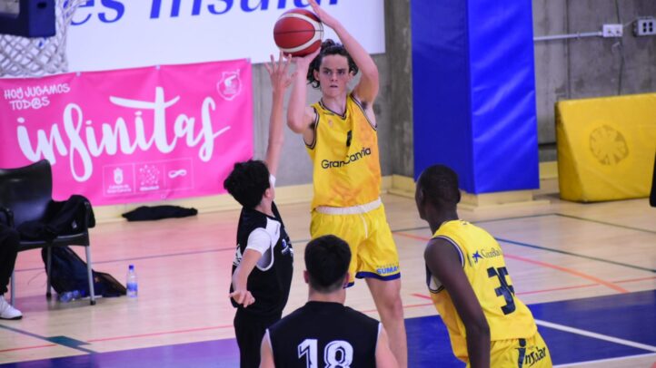 Jugador del CB Gran Canaria lanzando a canasta durante un partido de la cantera.