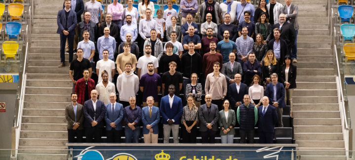 Cóctel navideño del Club Baloncesto Gran Canaria con patrocinadores y medios presentes.