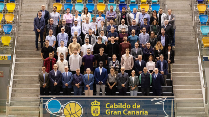 Cóctel navideño del Club Baloncesto Gran Canaria con patrocinadores y medios presentes.