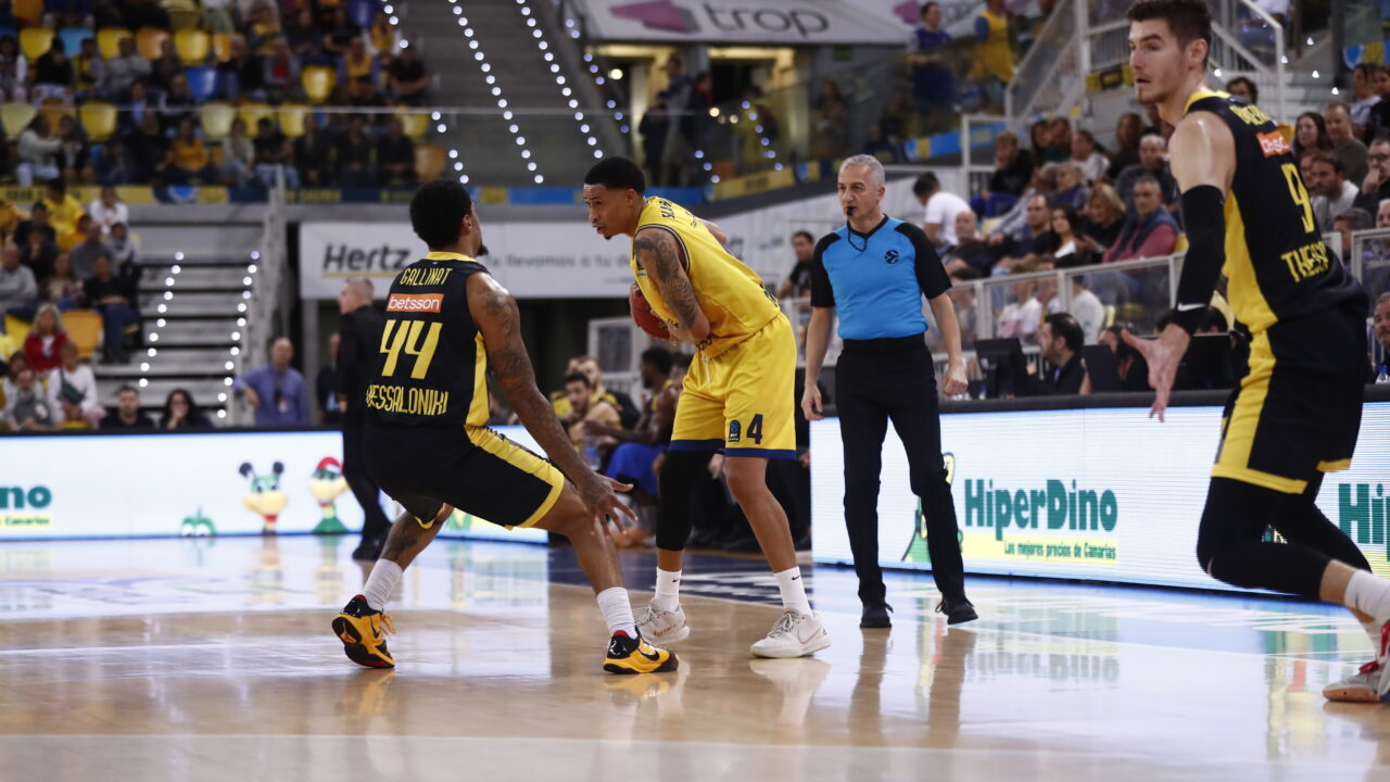 Jugadores de baloncesto en acción durante un partido de BKT EuroCup en el estadio.