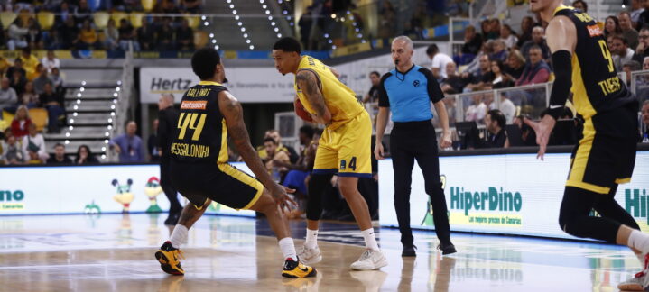 Jugadores de baloncesto en acción durante un partido de BKT EuroCup en el estadio.