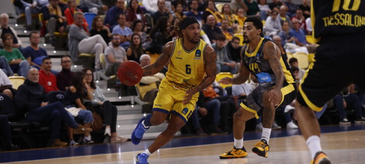 Jugadores en acción durante un partido de baloncesto en el Gran Canaria Arena.