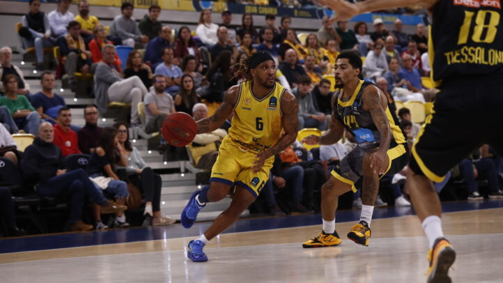 Jugadores en acción durante un partido de baloncesto en el Gran Canaria Arena.