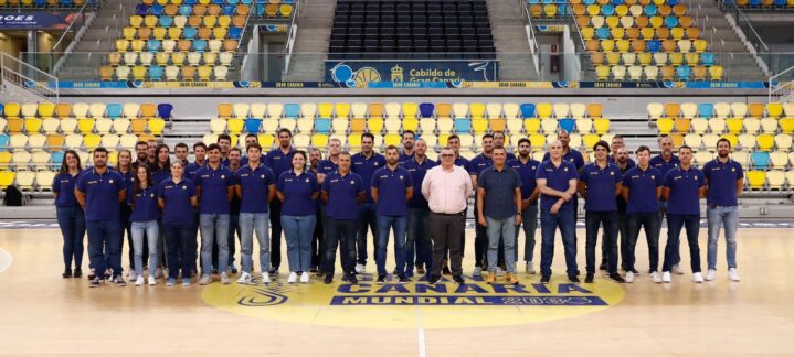 Técnicos de base del CB Gran Canaria posan en el centro de la cancha.