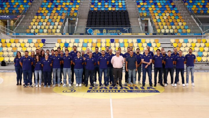 Técnicos de base del CB Gran Canaria posan en el centro de la cancha.