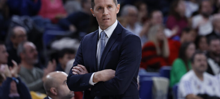 Entrenador del Club Baloncesto Gran Canaria observando un partido en la cancha.