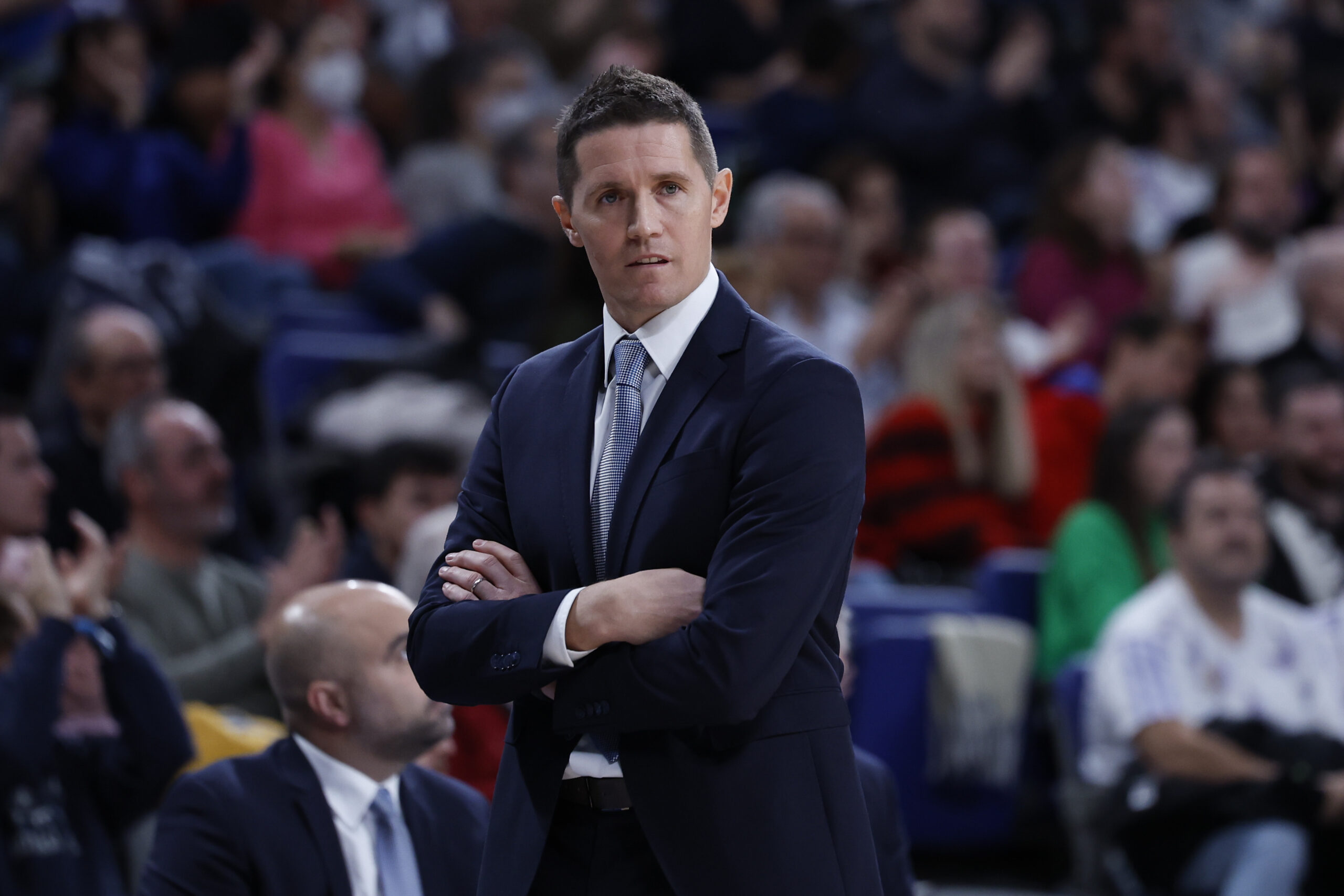 Entrenador del Club Baloncesto Gran Canaria observando un partido en la cancha.