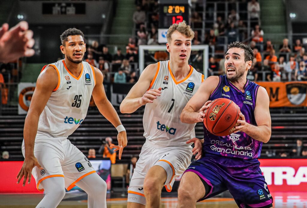 Jugadores en acción durante un partido de baloncesto entre Gran Canaria y ratiopharm Ulm.