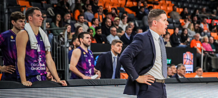 Entrenador y jugadores del CB Gran Canaria durante un partido; se observa tensión en la acción.