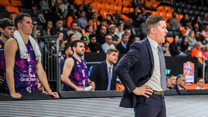 Entrenador y jugadores del CB Gran Canaria durante un partido; se observa tensión en la acción.
