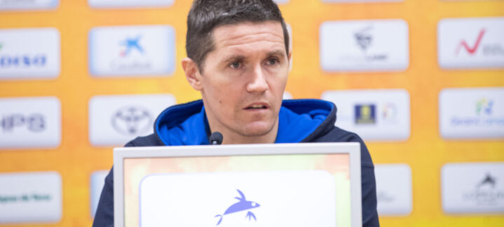 Jaka Lakovic en rueda de prensa, hablando sobre un partido clave.