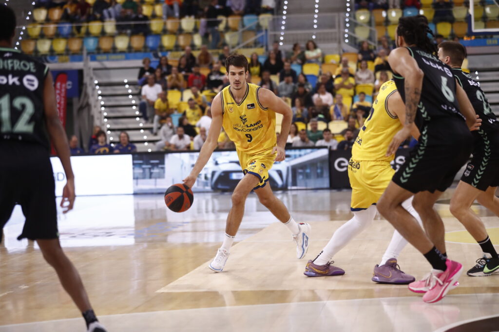 Jugador del Dreamland Gran Canaria driblando en un partido de baloncesto.