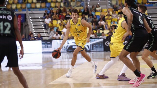 Jugador del Dreamland Gran Canaria driblando en un partido de baloncesto.