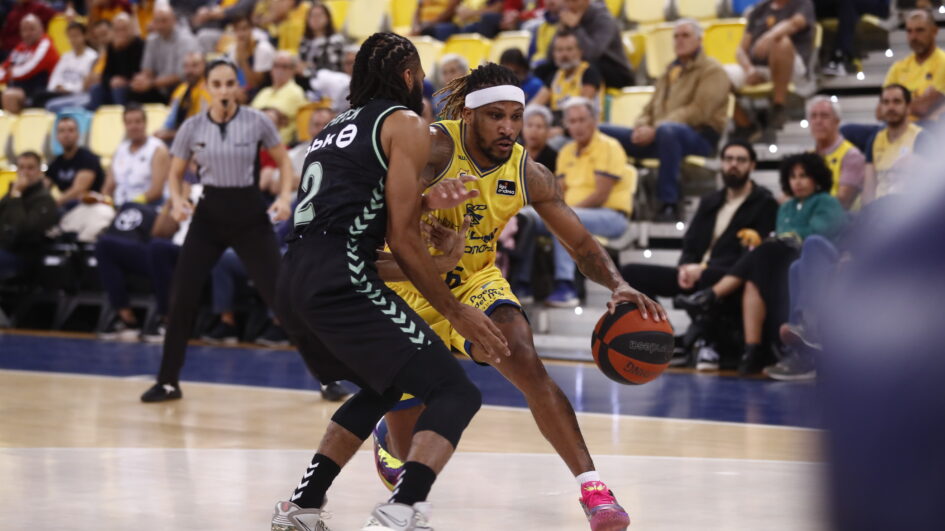 Jugador del Dreamland Gran Canaria driblando mientras es defendido por un oponente.