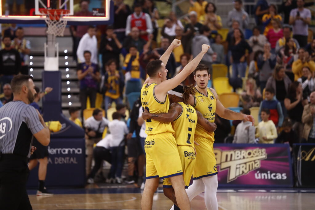 Jugadores del Dreamland Gran Canaria celebran una victoria en un partido de baloncesto.