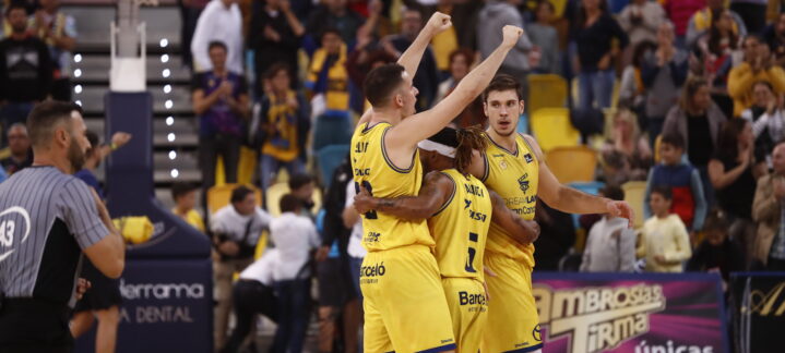 Jugadores del Dreamland Gran Canaria celebran una victoria en un partido de baloncesto.