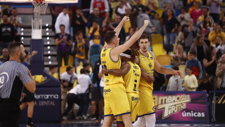 Jugadores del Dreamland Gran Canaria celebran una victoria en un partido de baloncesto.