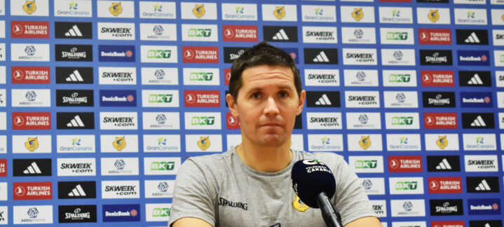 Jaka Lakovic en conferencia de prensa, preparado para hablar sobre el próximo partido.