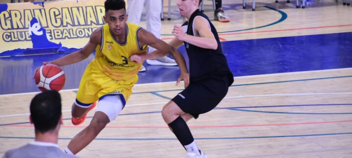 Jugadores del CB Gran Canaria compiten durante un entrenamiento en la cancha.