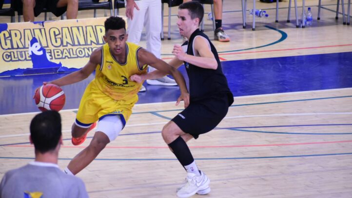 Jugadores del CB Gran Canaria compiten durante un entrenamiento en la cancha.