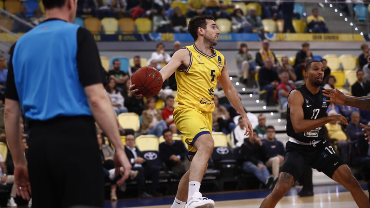 Jugador del Dreamland Gran Canaria en acción durante un partido de baloncesto.