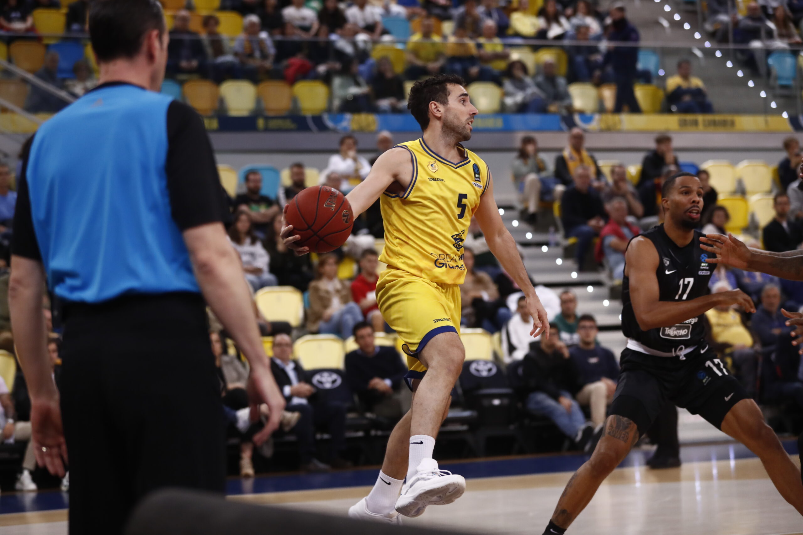 Jugador del Dreamland Gran Canaria en acción durante un partido de baloncesto.