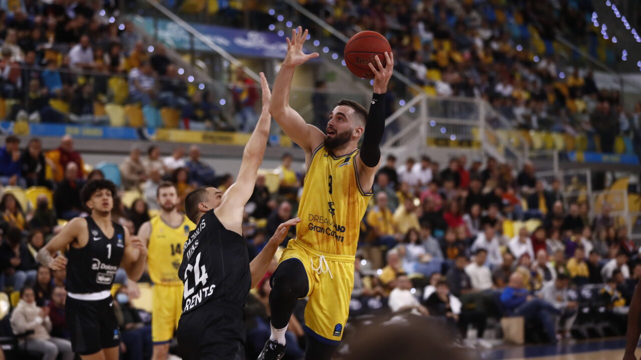 Jugador del CB Gran Canaria en acción durante un partido en el fortín amarillo.