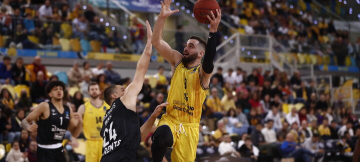 Jugador del CB Gran Canaria en acción durante un partido en el fortín amarillo.