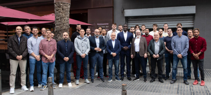 Almuerzo de Navidad del Club Baloncesto Gran Canaria con jugadores y directivos en un restaurante.