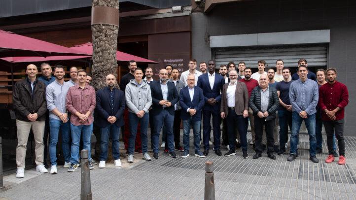 Almuerzo de Navidad del Club Baloncesto Gran Canaria con jugadores y directivos en un restaurante.