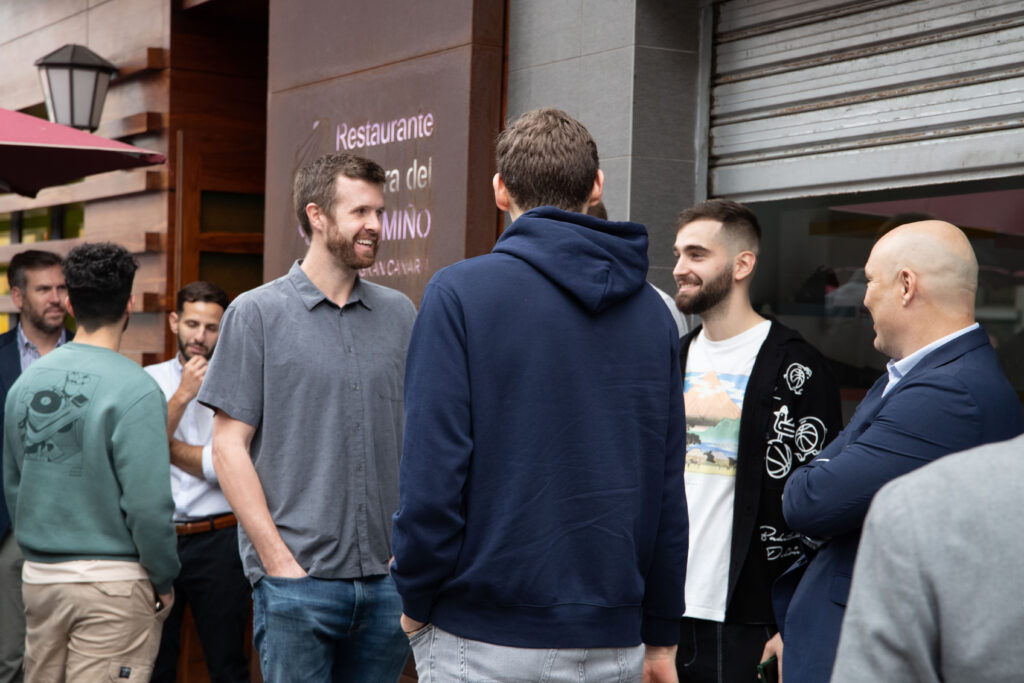 Grupo de personas conversando a la entrada del Restaurante Ribera del Río Miño.