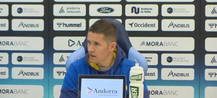 Entrenador del Club Baloncesto Gran Canaria en rueda de prensa, hablando sobre el equipo.