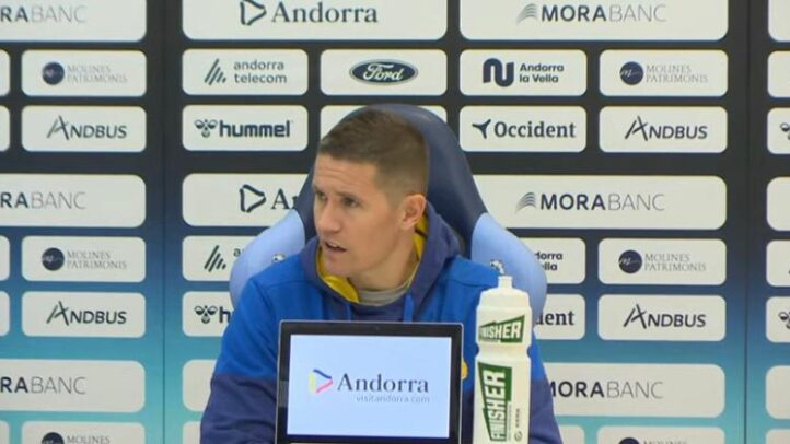 Entrenador del Club Baloncesto Gran Canaria en rueda de prensa, hablando sobre el equipo.