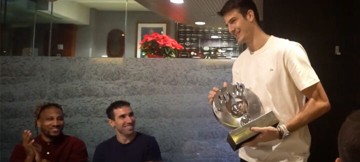 Jugador del CB Gran Canaria recibiendo un trofeo con aplausos de compañeros.