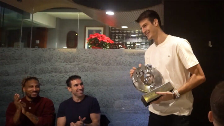 Jugador del CB Gran Canaria recibiendo un trofeo con aplausos de compañeros.