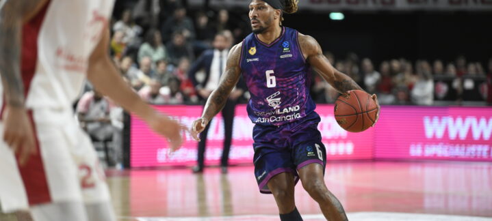 Jugador del Club Baloncesto Gran Canaria con balón durante un partido en Bourg en Bresse.