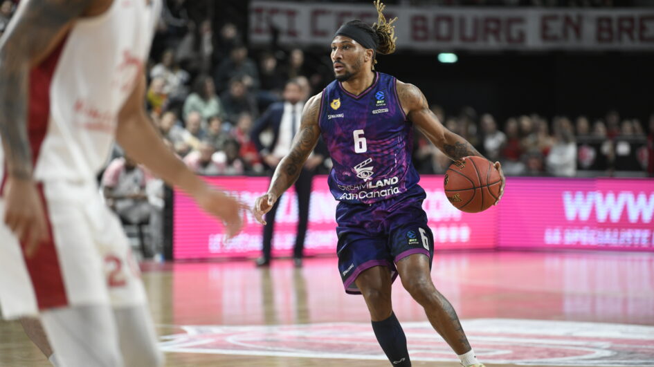 Jugador del Club Baloncesto Gran Canaria con balón durante un partido en Bourg en Bresse.