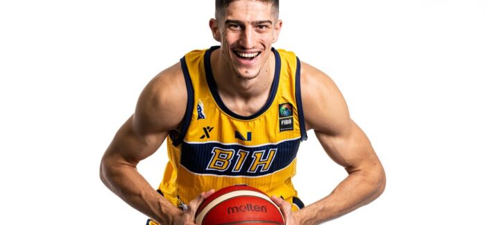 Jugador sonriente del Dreamland Gran Canaria con balón de baloncesto en manos.
