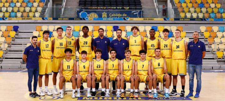 Equipo júnior masculino del Gran Canaria posando en el estadio con uniformes amarillos.