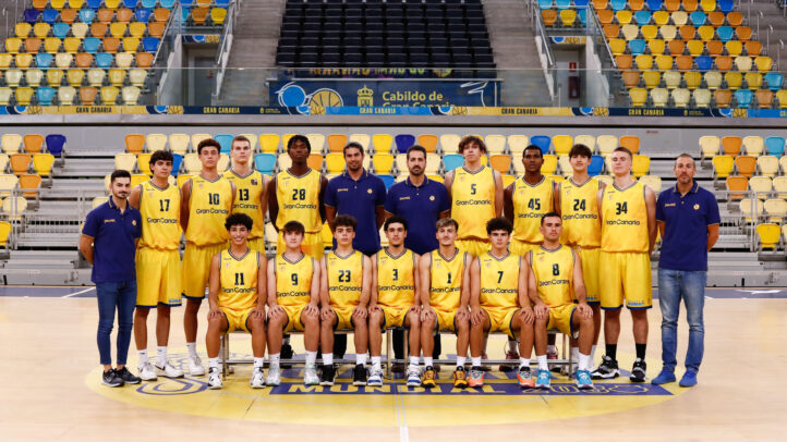 Equipo júnior masculino del Gran Canaria posando en el estadio con uniformes amarillos.