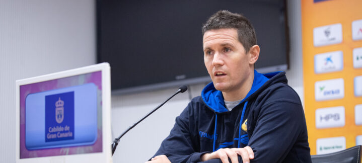 Rueda de prensa con Jaka Lakovic, entrenador del CB Gran Canaria, en un ambiente formal.