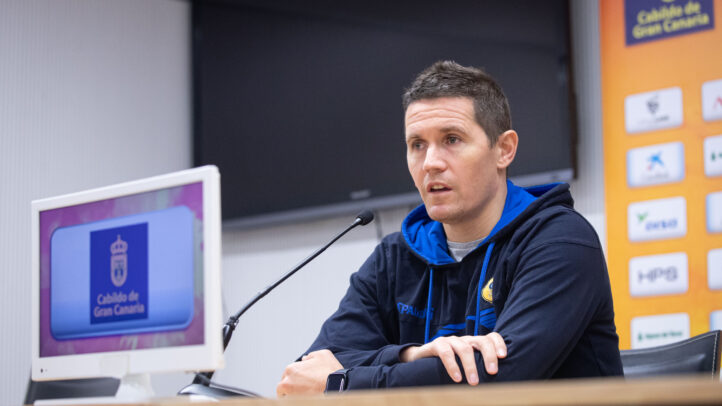 Rueda de prensa con Jaka Lakovic, entrenador del CB Gran Canaria, en un ambiente formal.