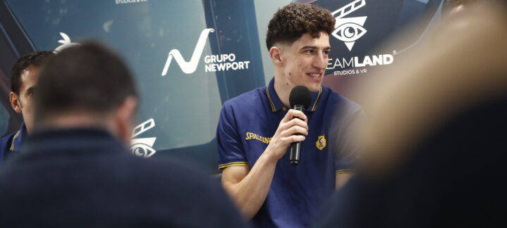 en su presentación en Grupo Newport: ""Este equipo tiene muy buena química""",Presentación de Amar Gegic sosteniendo un micrófono en un evento de Grupo Newport.