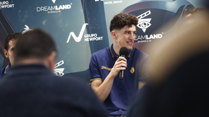 en su presentación en Grupo Newport: ""Este equipo tiene muy buena química""",Presentación de Amar Gegic sosteniendo un micrófono en un evento de Grupo Newport.