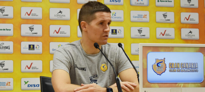 Jaka Lakovic en rueda de prensa, hablando sobre momentos difíciles del equipo.