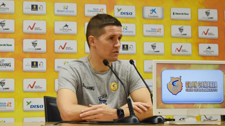 Jaka Lakovic en rueda de prensa, hablando sobre momentos difíciles del equipo.