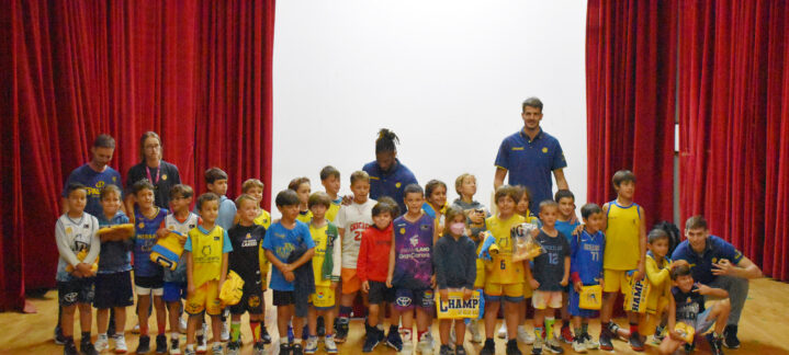 Clausura del Clínic de Navidad con niños y entrenadores del CB Gran Canaria.